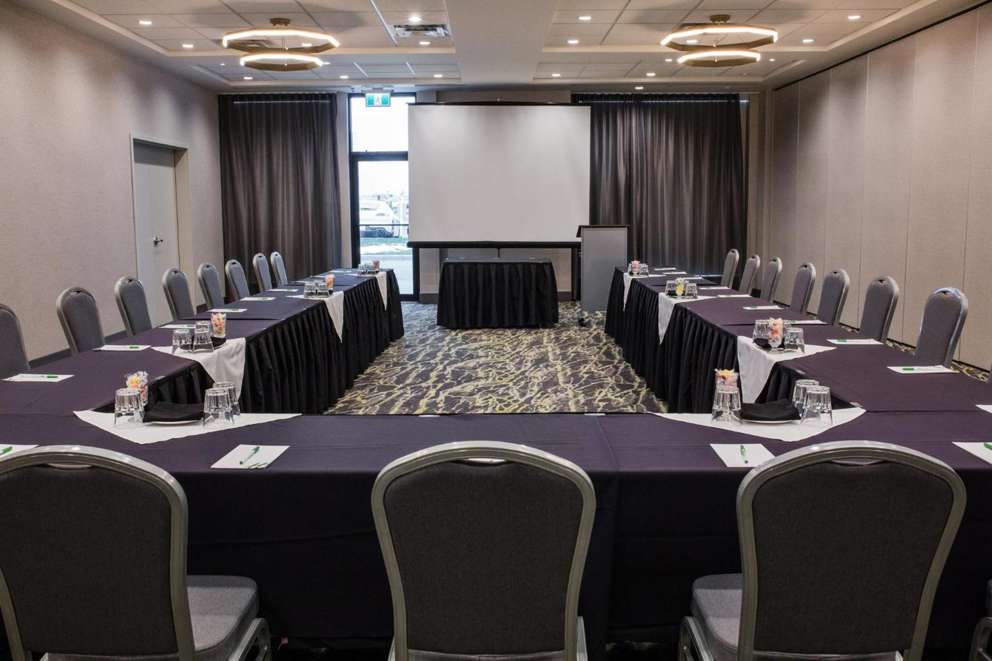 Holiday Inn Hotel & Suites Calgary South - Conference Ctr By Ihg Exterior photo